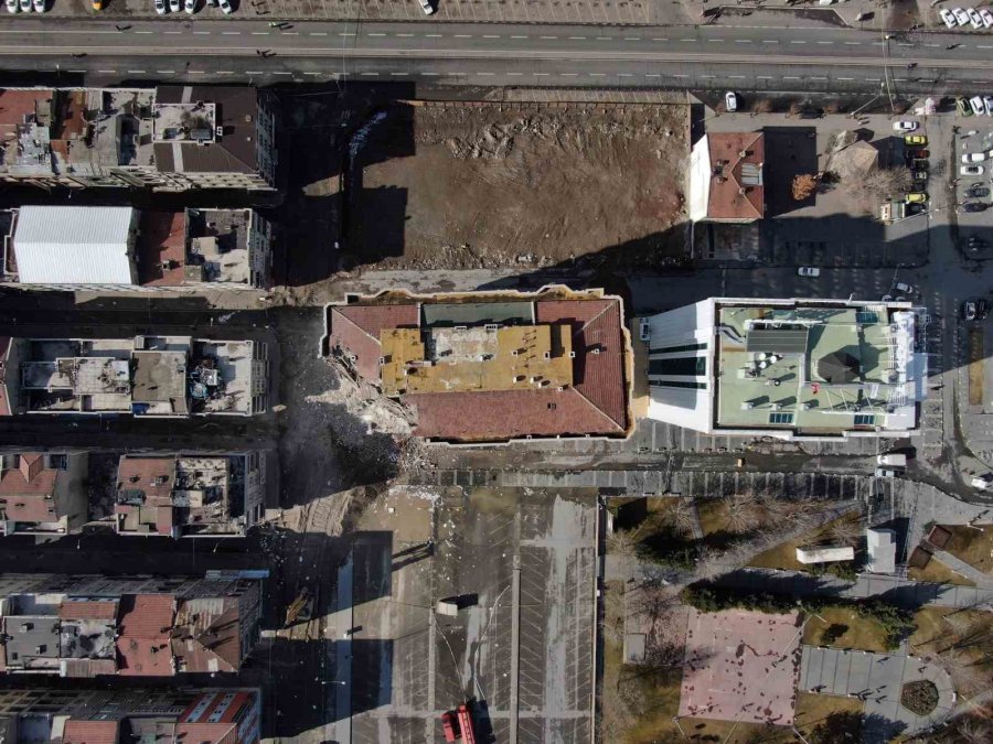 Depremde Ağır Hasar Gören Bina Yıkılıyor, Toz Bulutu Etrafı Kapladı