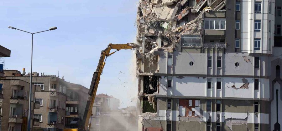 Depremde Ağır Hasar Gören Bina Yıkılıyor, Toz Bulutu Etrafı Kapladı
