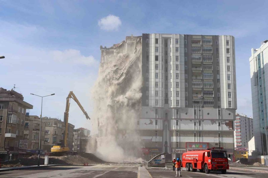 Depremde Ağır Hasar Gören Bina Yıkılıyor, Toz Bulutu Etrafı Kapladı