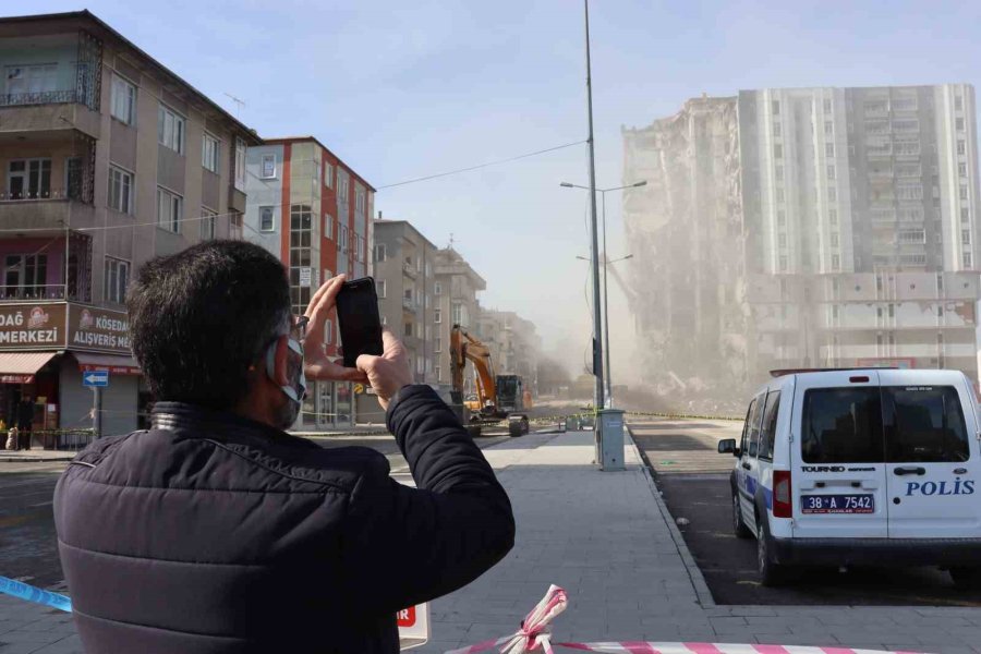 Depremde Ağır Hasar Gören Bina Yıkılıyor, Toz Bulutu Etrafı Kapladı