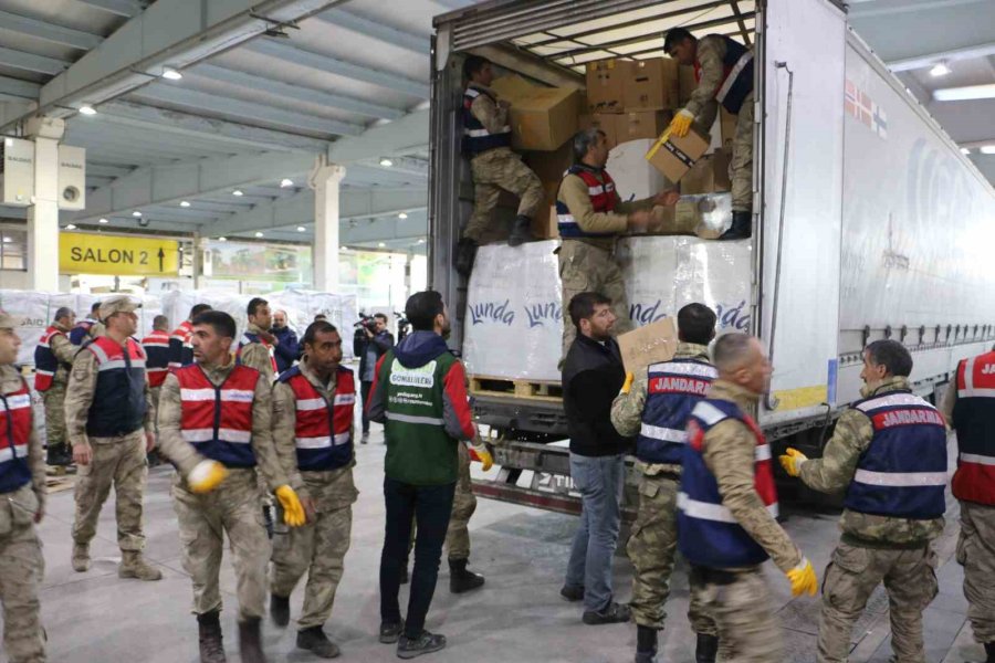 Diyarbakır’a Yurtiçi İle Yurt Dışından 215 Tır Ve Kamyonet Yardım Ulaştırıldı
