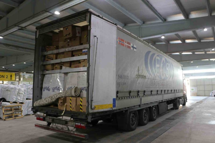 Diyarbakır’a Yurtiçi İle Yurt Dışından 215 Tır Ve Kamyonet Yardım Ulaştırıldı