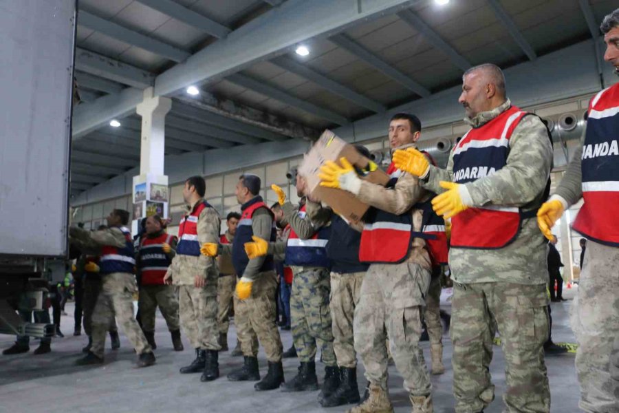 Diyarbakır’a Yurtiçi İle Yurt Dışından 215 Tır Ve Kamyonet Yardım Ulaştırıldı