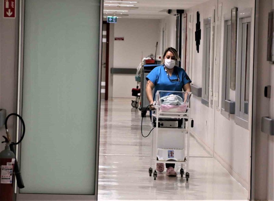 Depremzede Anneden Yürek Burkan Sözler: “kızım Çadırda Sabaha Kadar Su Diye Ağladı”