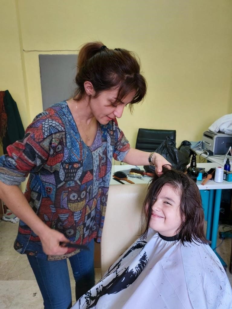 Kemer Belediyesi’nden Depremzedelere Ücretsiz Saç Tıraşı Hizmeti