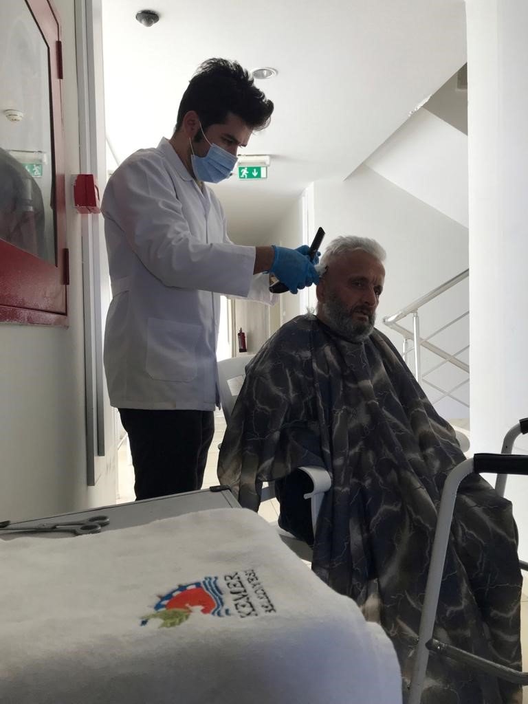 Kemer Belediyesi’nden Depremzedelere Ücretsiz Saç Tıraşı Hizmeti