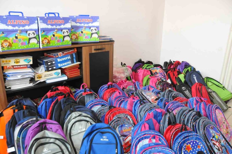 Akşehir Belediyesinden Depremzede Öğrencilere Kırtasiye Yardımı