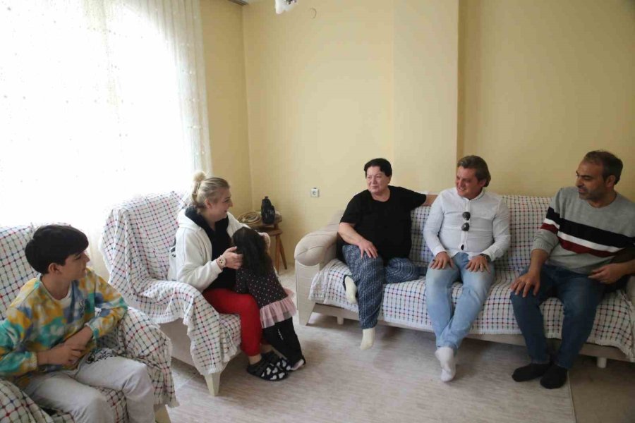 Oturduğu Evi Depremzedelere Açtı, Oğlunun Yanına Taşındı