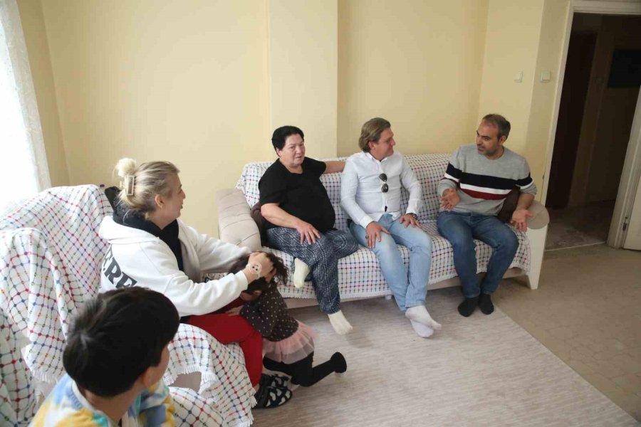 Oturduğu Evi Depremzedelere Açtı, Oğlunun Yanına Taşındı
