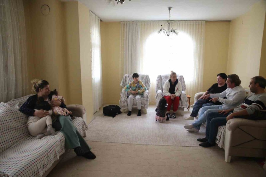 Oturduğu Evi Depremzedelere Açtı, Oğlunun Yanına Taşındı