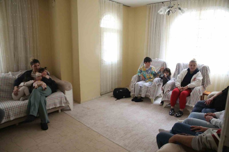 Oturduğu Evi Depremzedelere Açtı, Oğlunun Yanına Taşındı