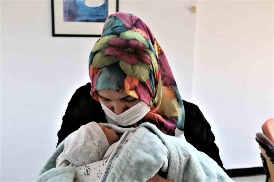 Depremzede Anneden Yürek Burkan Sözler: “kızım Çadırda Sabaha Kadar Su Diye Ağladı”