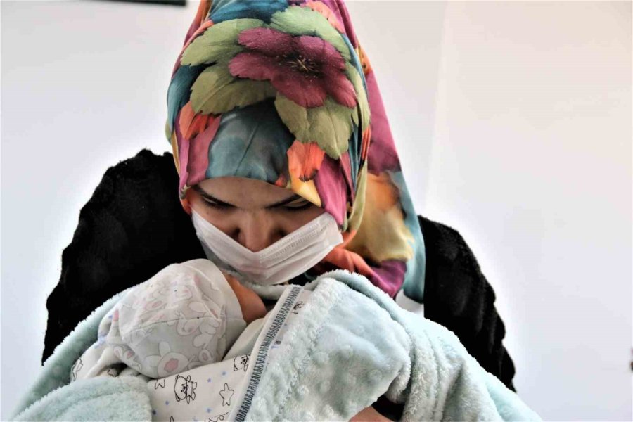 Depremzede Anneden Yürek Burkan Sözler: “kızım Çadırda Sabaha Kadar Su Diye Ağladı”