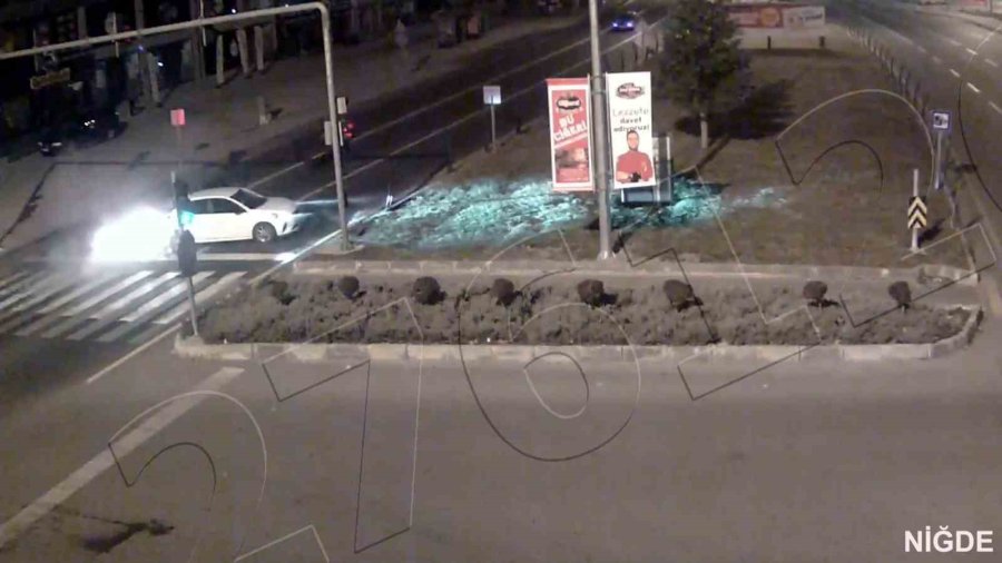 Işıkta Bekleyen Araca Çarptı