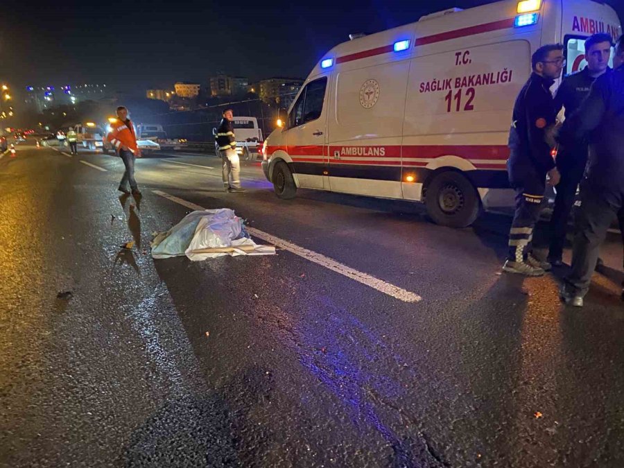 Tem Otoyolu’nda Seyir Halindeki Otomobilden Düşen Şahıs İki Aracın Çarpması Sonucu Öldü