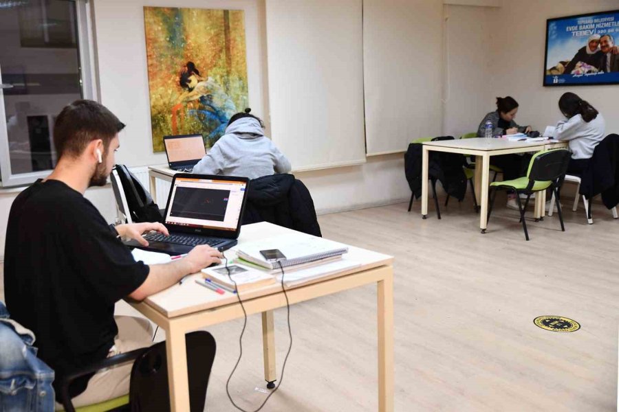 Gençlik Merkezleri Uzaktan Eğitim Döneminde De Gençlerin Yanında