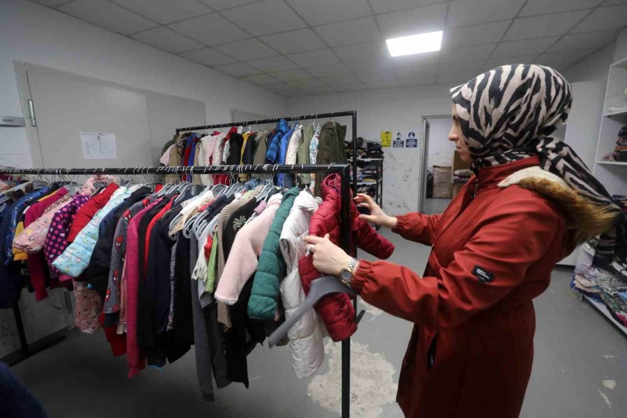 Depremzedelere Kıyafet Desteği