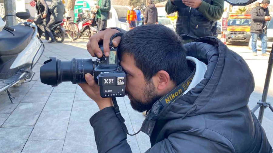 Yıkılan Dükkandan Kurtardıkları Malzeme Ve Fotoğraf Makinesiyle Mobil Fotoğrafçı Kurdular