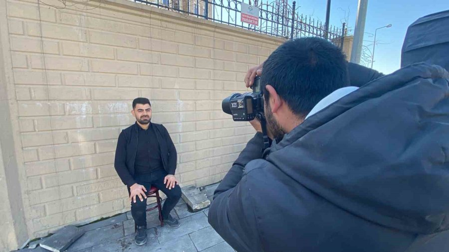 Yıkılan Dükkandan Kurtardıkları Malzeme Ve Fotoğraf Makinesiyle Mobil Fotoğrafçı Kurdular