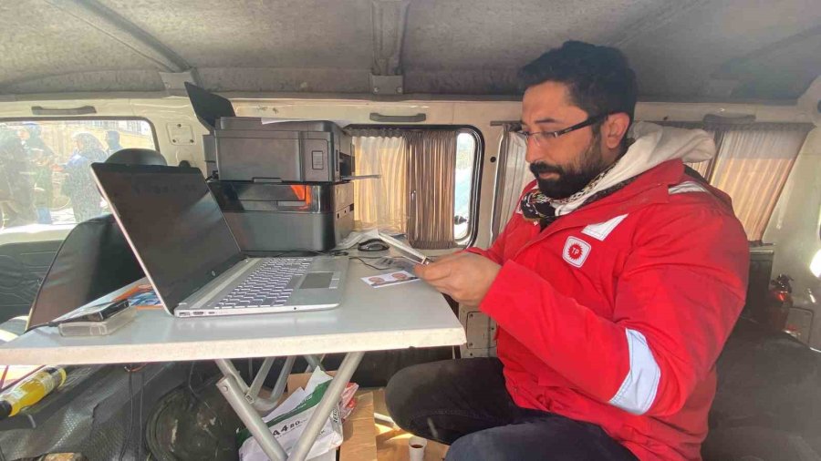 Yıkılan Dükkandan Kurtardıkları Malzeme Ve Fotoğraf Makinesiyle Mobil Fotoğrafçı Kurdular