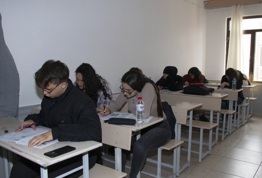 Mersin’de Depremzede Öğrenciler Kurs Merkezlerinde Sınava Hazırlanıyor