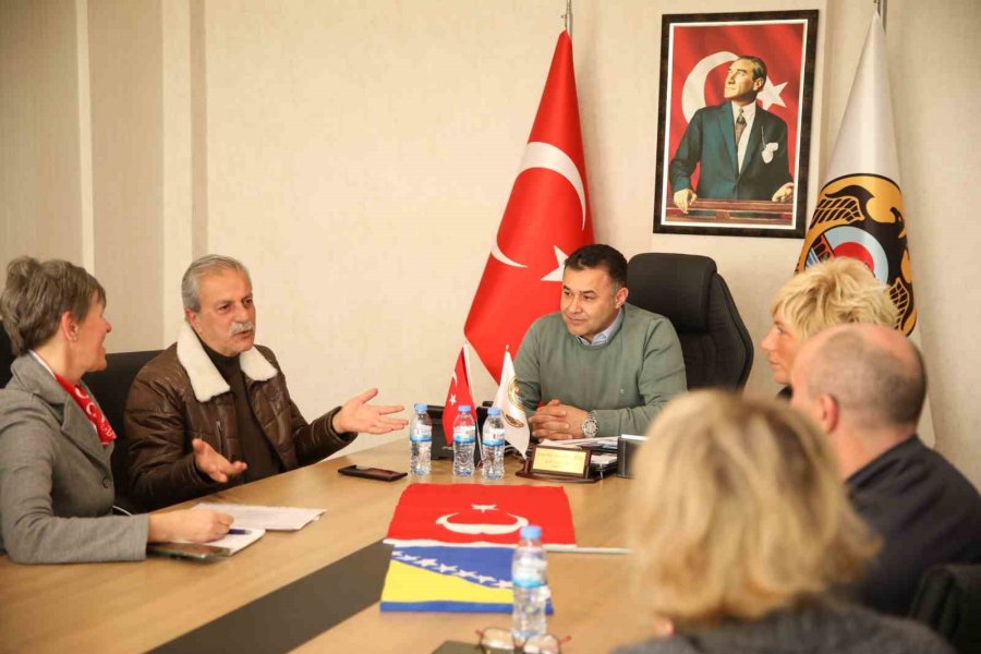 Alanya’daki Boşnaklardan Deprem Bölgesine Konteyner Desteği