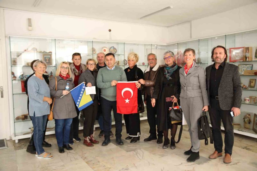 Alanya’daki Boşnaklardan Deprem Bölgesine Konteyner Desteği