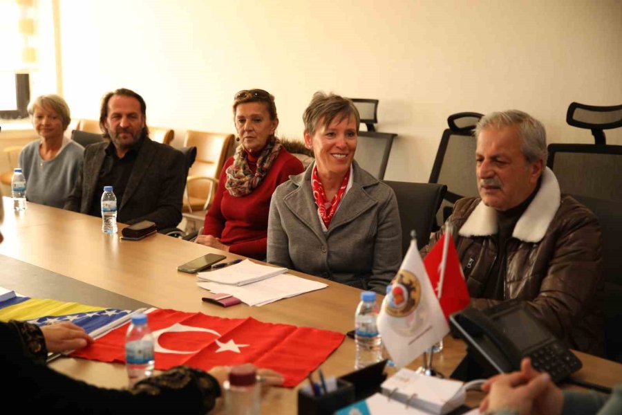 Alanya’daki Boşnaklardan Deprem Bölgesine Konteyner Desteği