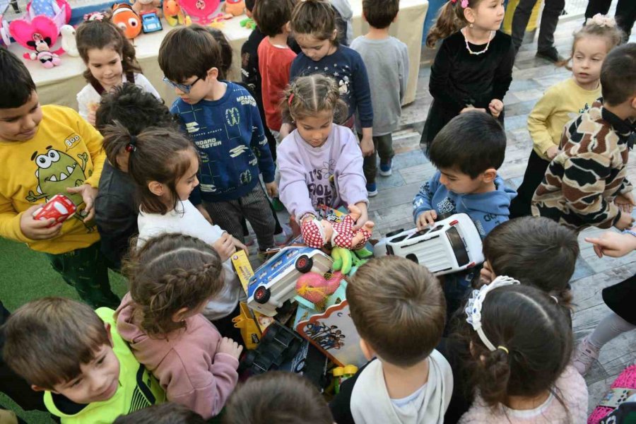 Kepez Kreşlerinden Depremzede Çocuklara Oyuncak Kampanyası
