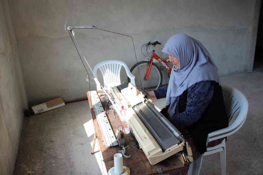 1988 Model Örgü Makinesi İle Depremzedelere Bere Dikiyor