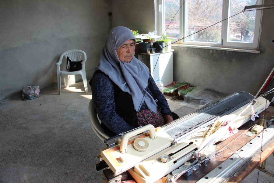 1988 Model Örgü Makinesi İle Depremzedelere Bere Dikiyor