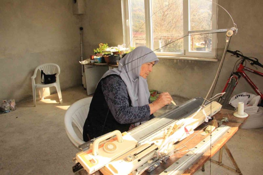 1988 Model Örgü Makinesi İle Depremzedelere Bere Dikiyor