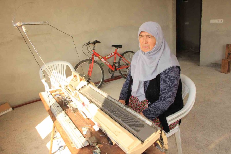 1988 Model Örgü Makinesi İle Depremzedelere Bere Dikiyor