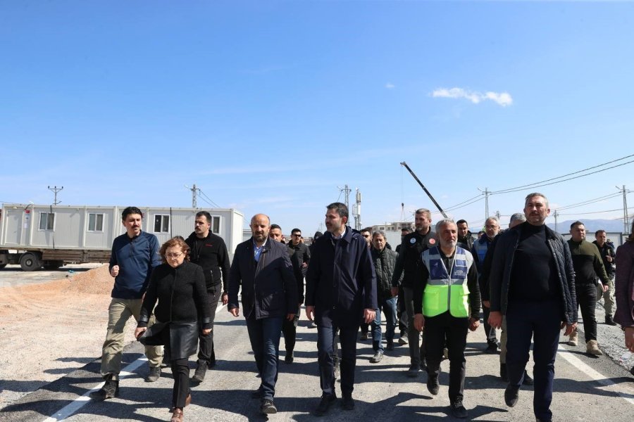 Bakan Kurum, Konteyner Kentte Yaşayan Depremzedeleri Ziyaret Etti