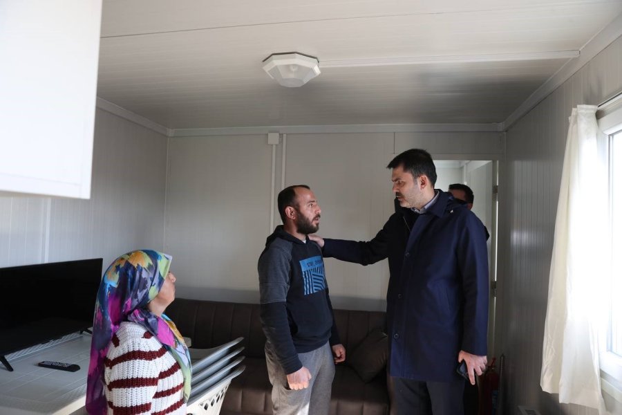 Bakan Kurum, Konteyner Kentte Yaşayan Depremzedeleri Ziyaret Etti