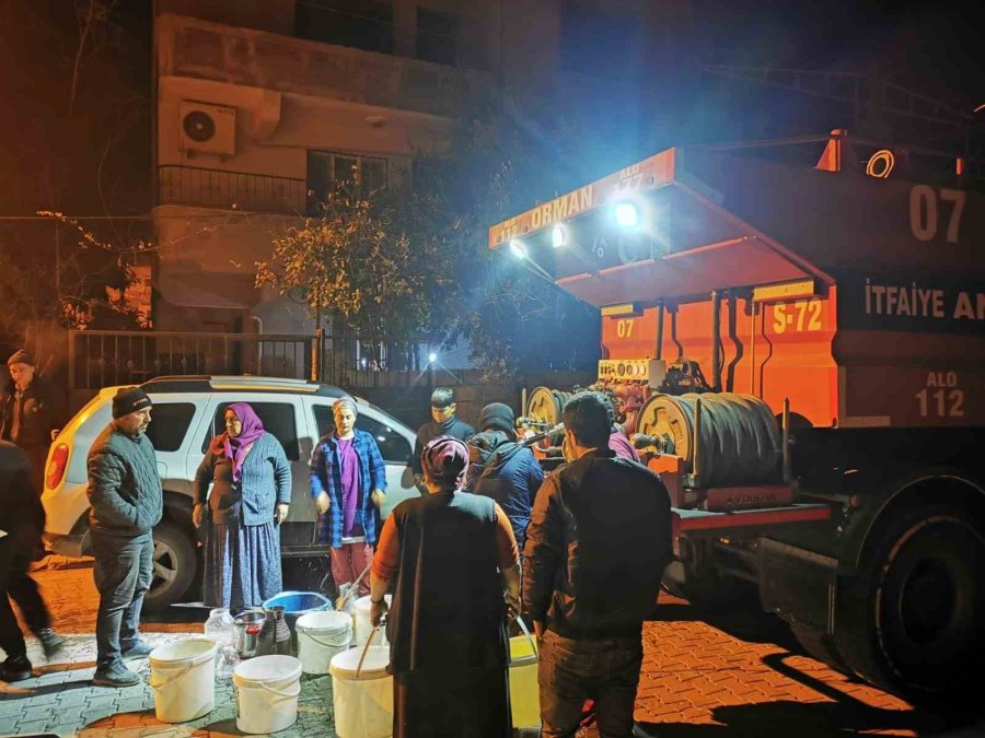 Arazözler Depremzedelere Su Taşıyor