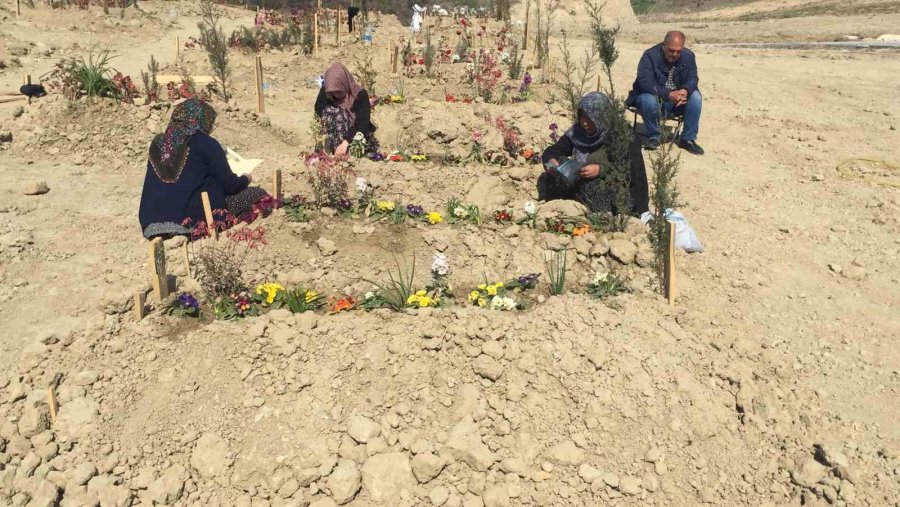 Depremde Ailesini Kaybeden Annenin Feryadı