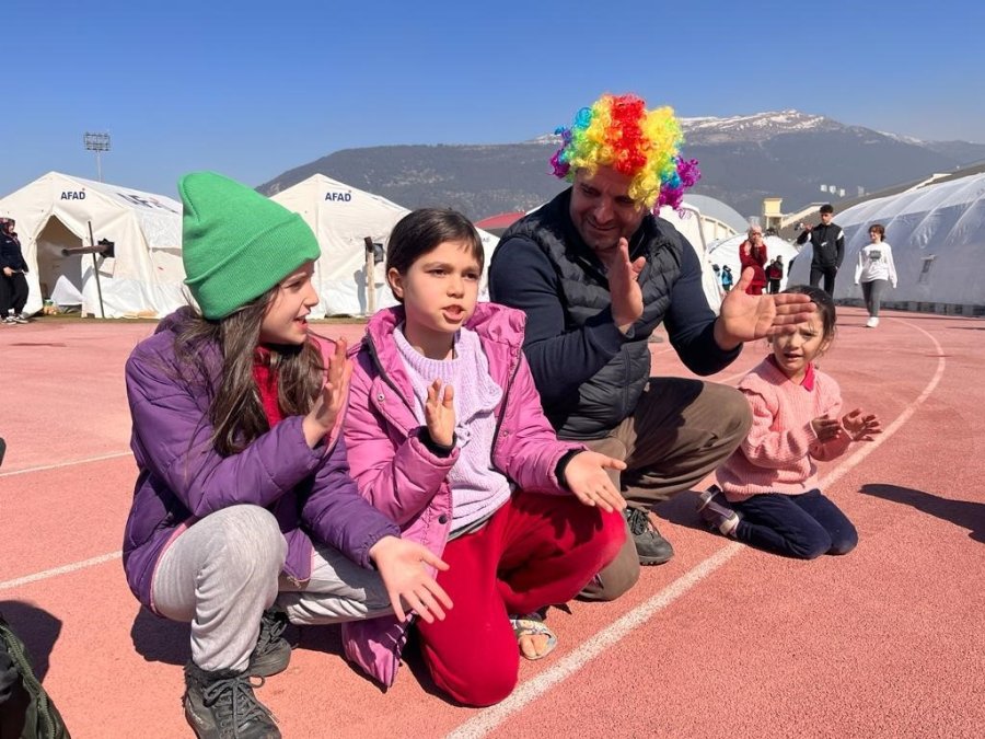Depremzede Çocukların Yüzünde Bir Tebessüm Olmak İçin Trabzon’dan Geldiler