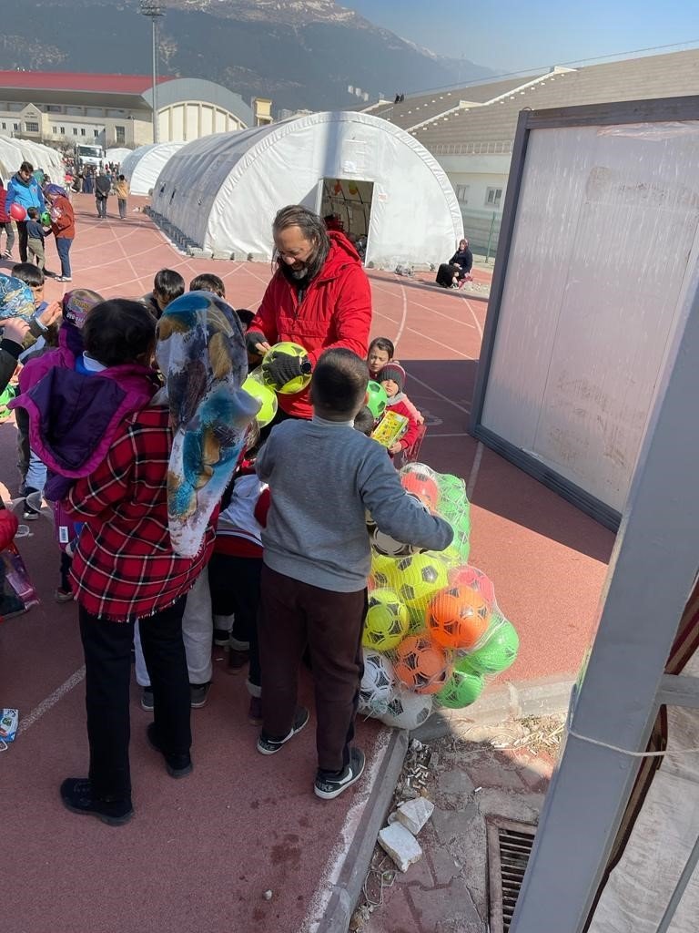 Depremzede Çocukların Yüzünde Bir Tebessüm Olmak İçin Trabzon’dan Geldiler