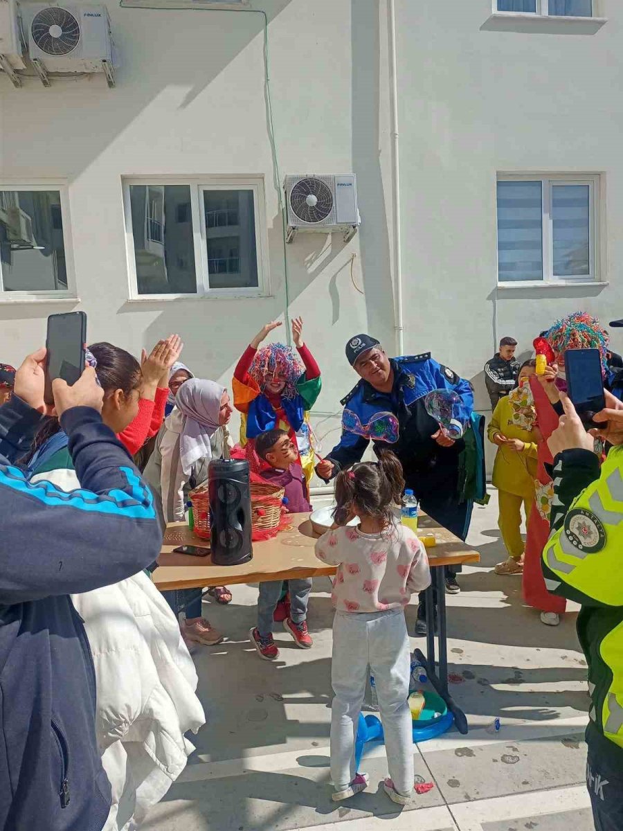Gazipaşa’da Depremzede Çocuklara Palyaço Gösterisi