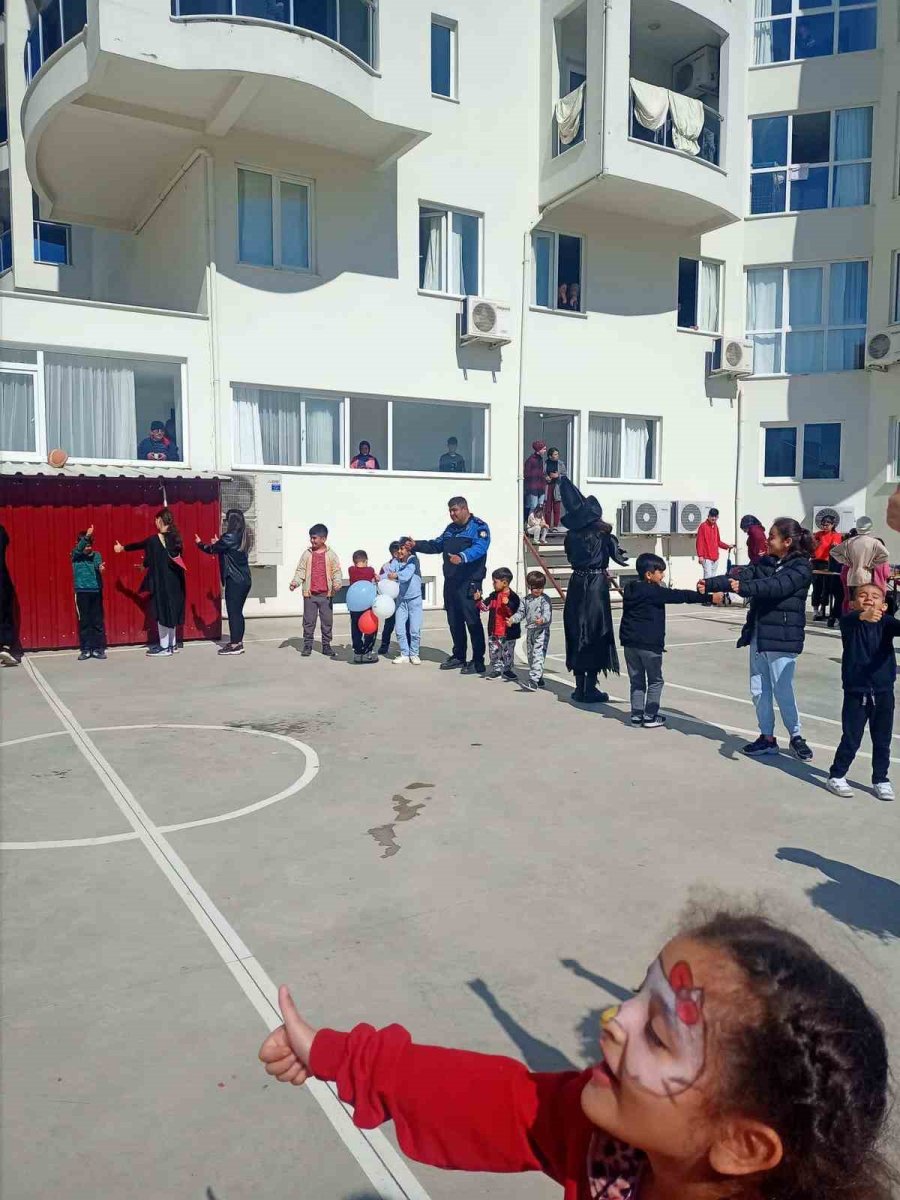 Gazipaşa’da Depremzede Çocuklara Palyaço Gösterisi