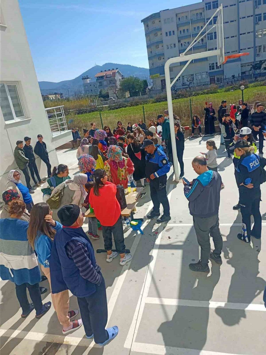 Gazipaşa’da Depremzede Çocuklara Palyaço Gösterisi