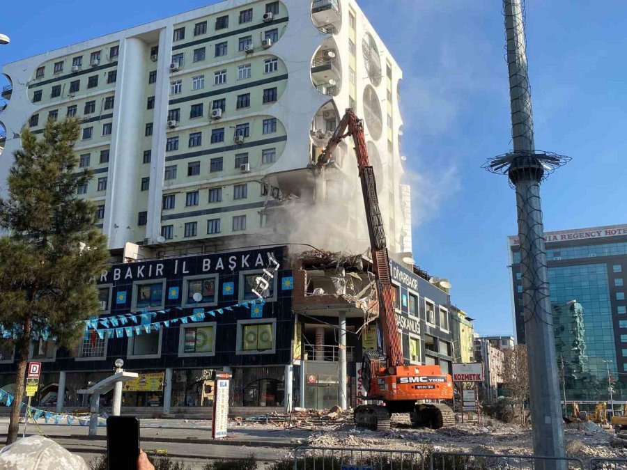 Birçok Kişiye Mezar Olan Diyar Galeri İş Merkezinin Yıkımına Başlandı