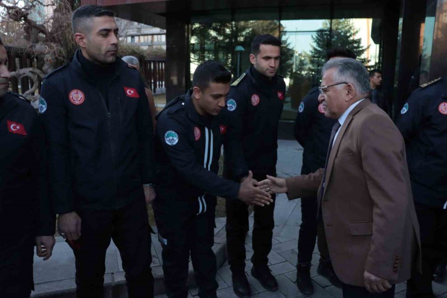 İtfaiye Ekiplerini Karşılayan Büyükkılıç: "duygusal Olmamak İçin Taş Olmak Lazım"