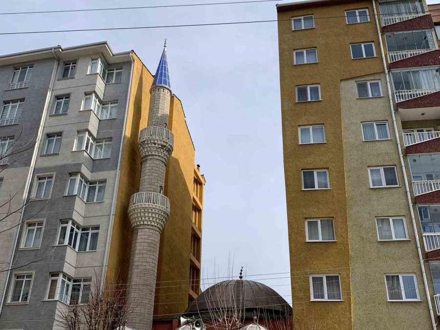 İki Apartmanın Arasında Sıkışıp Kalan Cami İlginç Bir Görüntü Sergiliyor