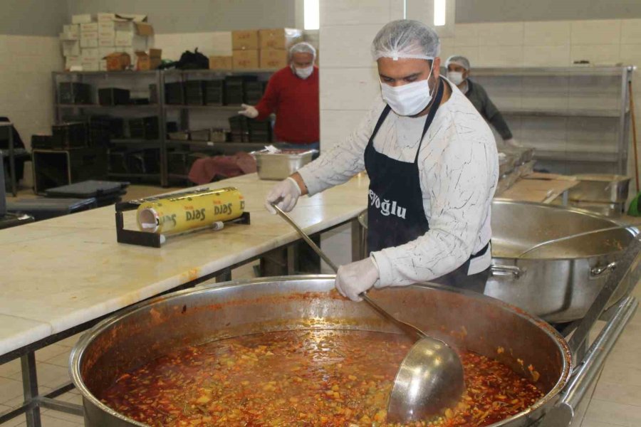 30 Bin Depremzede İçin Osmaniye’de Sıcak Aş