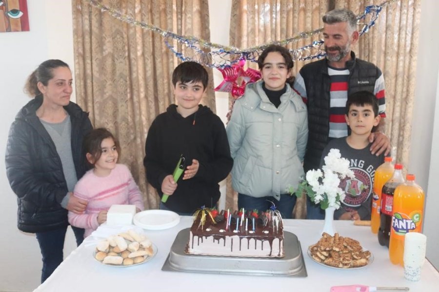 Depremzede Fatma’ya Polislerden Doğum Günü Sürprizi