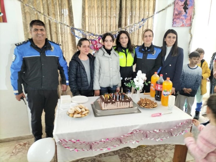 Depremzede Fatma’ya Polislerden Doğum Günü Sürprizi