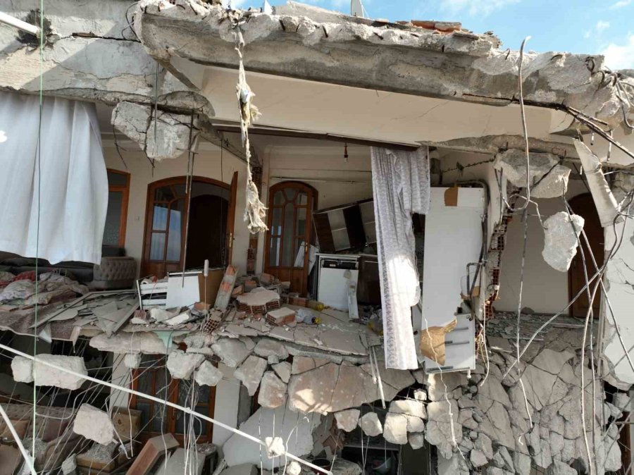 Hatay’da Hasarlı Evlerin İçi Dron İle Görüntülendi