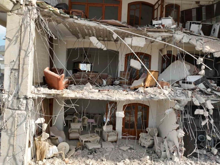 Hatay’da Hasarlı Evlerin İçi Dron İle Görüntülendi